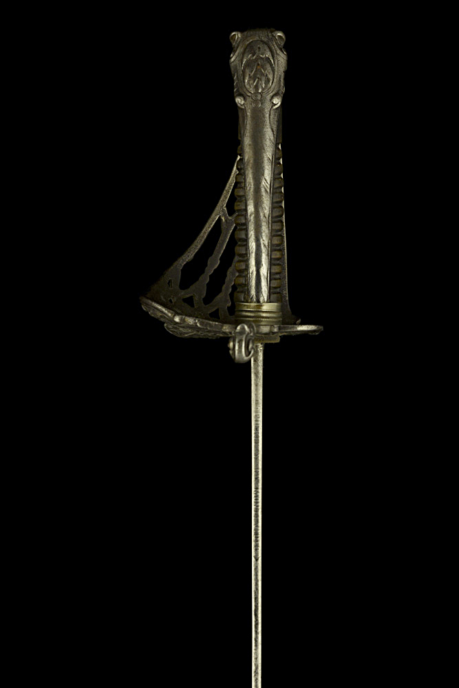 S000170_Spanish_Lion_Sabre_Hilt_Left_Side