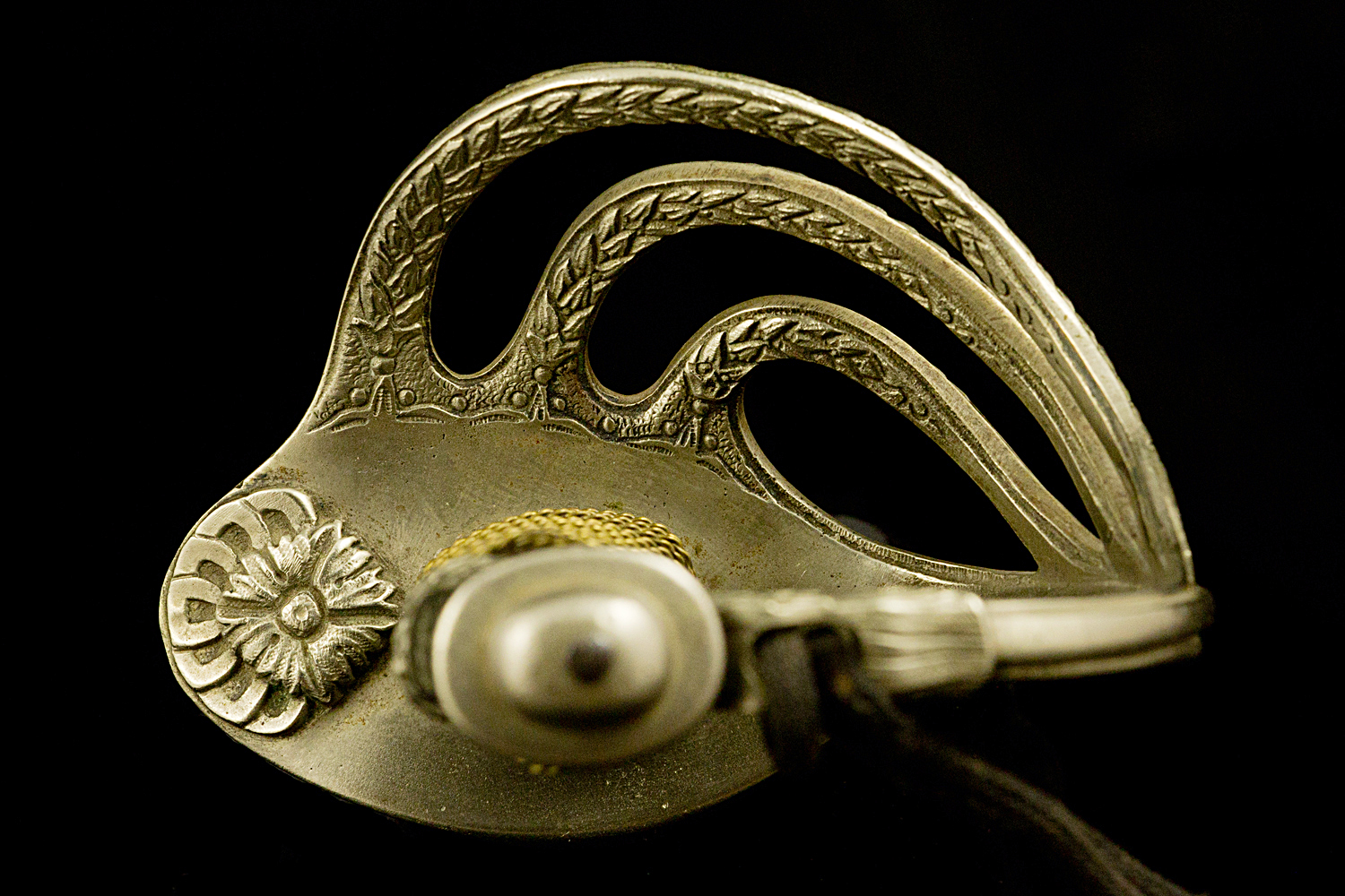 S000034_Belgian_Officer_Sword_LII_Detail_Hilt_Top