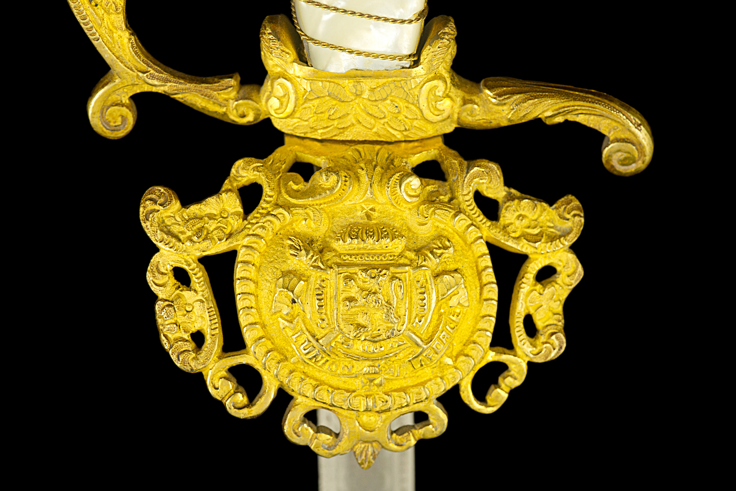 S000084_Belgian_Wired_Grip_Court_Sword_Detail_Shell_Obverse