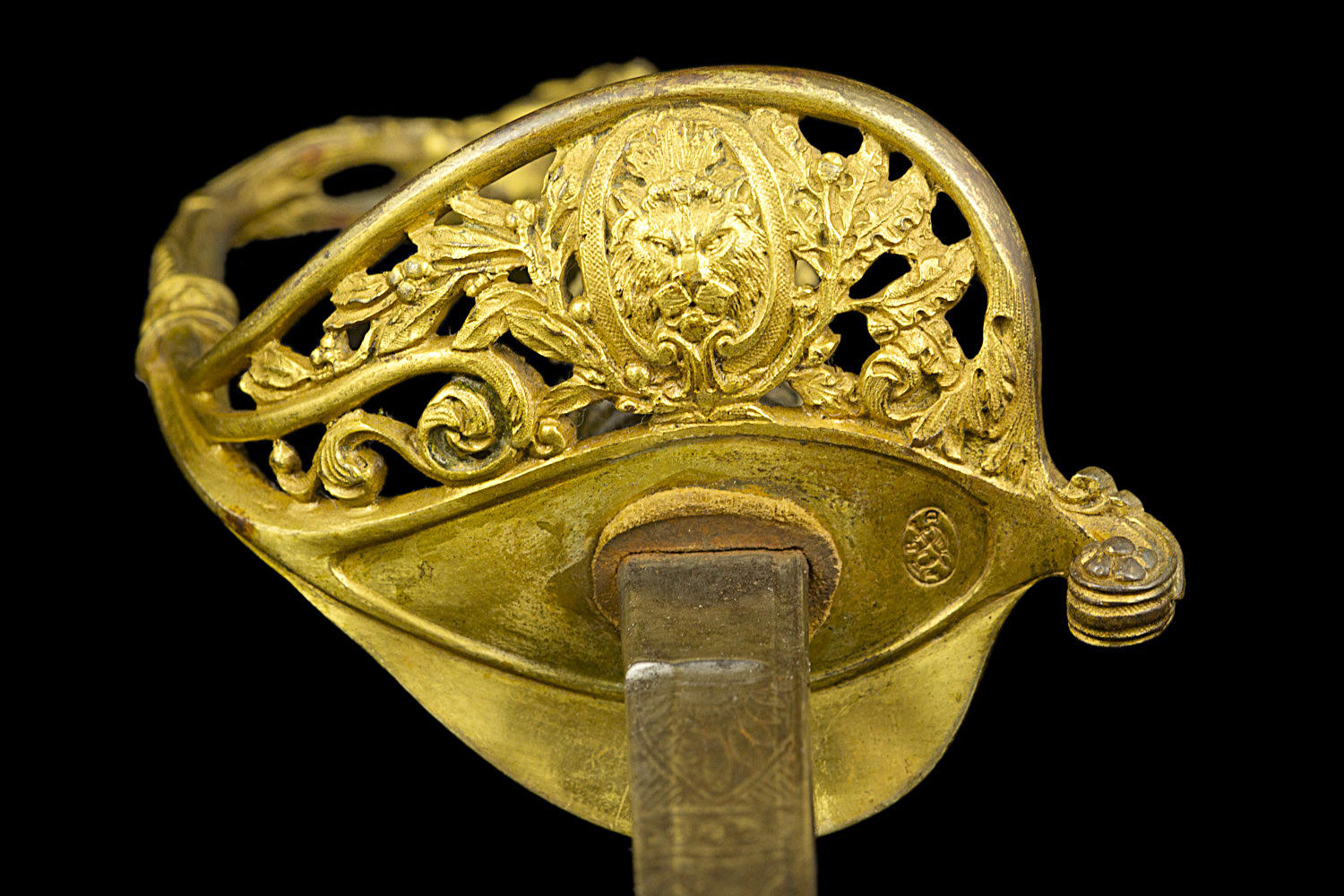 S000116_French_Lion_Saber_Detail_Hilt_Bottom