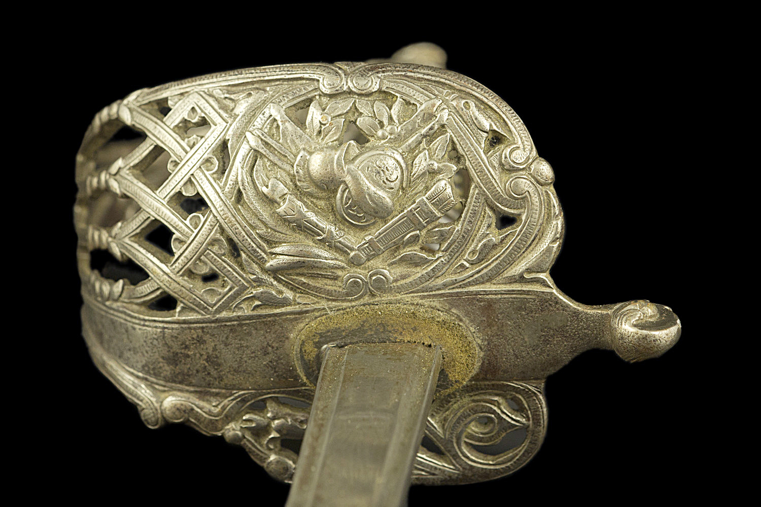 S000170_Spanish_Lion_Sabre_Detail_Hilt_Bottom